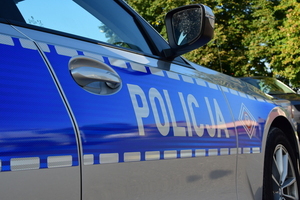 Bok policyjnego radiowozu z napisem policja