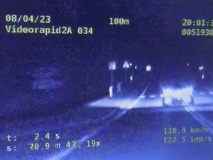 Na zdjęciu widoczny jest ekran policyjnego wideorejestratora, na którym widać moment wyprzedzania przed przejściem dla pieszych.