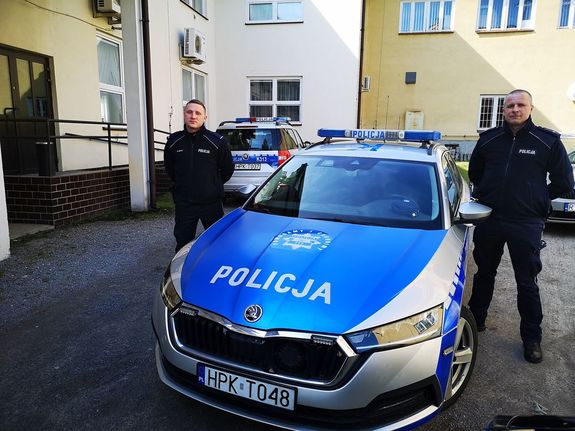 Na zdjęciu dwaj umundurowani policjanci pełniący służbę nw PP Grębów