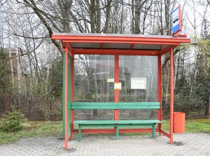 Uszkodzona wiata przystankowa. Po prawej stronie wiaty brakuje szklanej ściany.