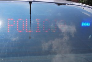 Napis policja , zza szyby samochodu