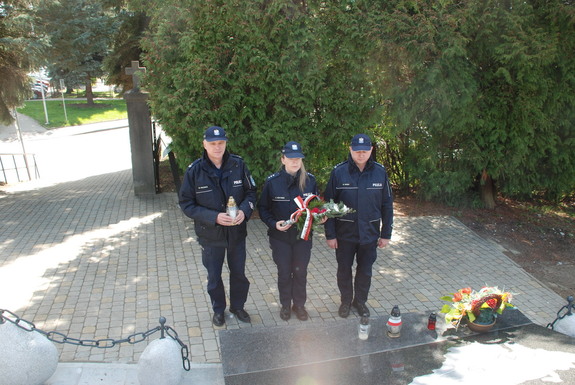 Policjanci oddający cześć pomordowanym pod pomnikiem Katyńskim