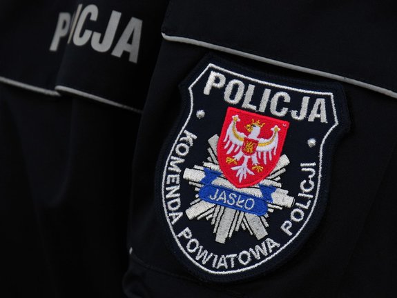 Na zdjęciu widoczna jest naszywka na rękawie policyjnej kurtki, która przedstawia napis KPP Jasło, policyjną gwiazdę oraz herb powiatu jasielskiego.