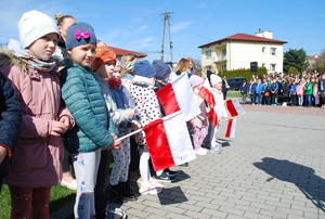 Na zdjęciu dzieci z miejscowego przedszkola, biorące udział w uroczystości.