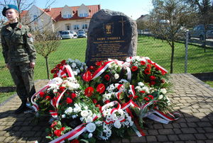 Na zdjęciu obelisk upamiętniający pomordowanych żołnierzy i funkcjonariuszy, pod którym złożono kwiaty.