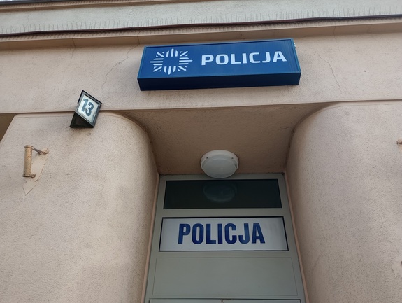 Na zdjęciu tabliczka z napisem policja.