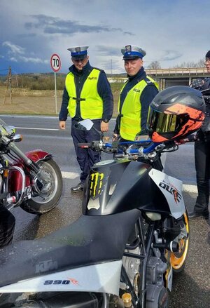 policjanci ruchu drogowego przy motocyklu