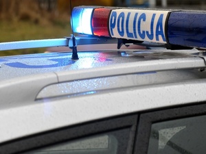 sygnalizator świateł na dachu   radiowozu z napisem POLICJA