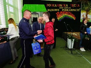 Na zdjęciu Zastępca Komendanta Miejskiego Policji w Rzeszowie mł. insp. Marek Worek wręczający nagrodę laureatowi konkursu.