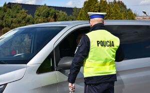 Policjant wydziału ruchu drogowego w trakcie prowadzonej kontroli drogowej