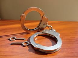 Kajdanki leżące na stole