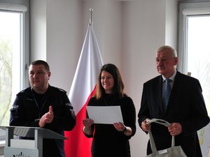 Na zdjęciu widoczny jest Zastępca KPP w Jaśle, dyrektor MDK i starosta jasielski