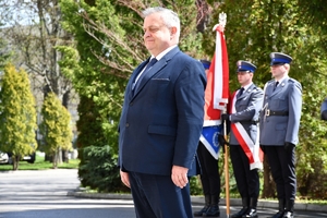 Policjanci i zaproszeni goście podczas uroczystości 150 rocznicy urodzin patrona podkarpackiej Policji. Uczestnicy na placu przed budynkiem Komendy Wojewódzkiej Policji w Rzeszowie