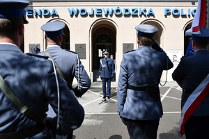 Policjanci i zaproszeni goście podczas uroczystości 150 rocznicy urodzin patrona podkarpackiej Policji. Uczestnicy na placu przed budynkiem Komendy Wojewódzkiej Policji w Rzeszowie