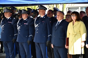 Policjanci i zaproszeni goście podczas uroczystości 150 rocznicy urodzin patrona podkarpackiej Policji. Uczestnicy na placu przed budynkiem Komendy Wojewódzkiej Policji w Rzeszowie