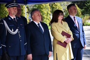 Policjanci i zaproszeni goście podczas uroczystości 150 rocznicy urodzin patrona podkarpackiej Policji. Uczestnicy na placu przed budynkiem Komendy Wojewódzkiej Policji w Rzeszowie