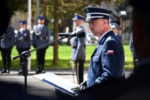 Policjanci i zaproszeni goście podczas uroczystości 150 rocznicy urodzin patrona podkarpackiej Policji. Uczestnicy na placu przed budynkiem Komendy Wojewódzkiej Policji w Rzeszowie