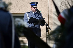 Policjanci i zaproszeni goście podczas uroczystości 150 rocznicy urodzin patrona podkarpackiej Policji. Uczestnicy na placu przed budynkiem Komendy Wojewódzkiej Policji w Rzeszowie