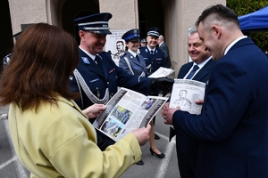 Policjanci i zaproszeni goście podczas uroczystości 150 rocznicy urodzin patrona podkarpackiej Policji. Uczestnicy na placu przed budynkiem Komendy Wojewódzkiej Policji w Rzeszowie