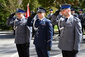 Policjanci i zaproszeni goście podczas uroczystości 150 rocznicy urodzin patrona podkarpackiej Policji. Uczestnicy na placu przed budynkiem Komendy Wojewódzkiej Policji w Rzeszowie