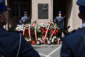 Policjanci i zaproszeni goście podczas uroczystości 150 rocznicy urodzin patrona podkarpackiej Policji. Uczestnicy na placu przed budynkiem Komendy Wojewódzkiej Policji w Rzeszowie