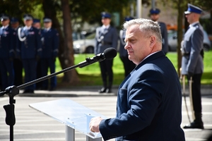 Policjanci i zaproszeni goście podczas uroczystości 150 rocznicy urodzin patrona podkarpackiej Policji. Uczestnicy na placu przed budynkiem Komendy Wojewódzkiej Policji w Rzeszowie