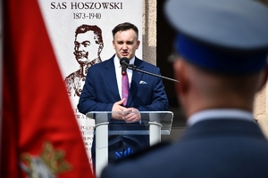 Policjanci i zaproszeni goście podczas uroczystości 150 rocznicy urodzin patrona podkarpackiej Policji. Uczestnicy na placu przed budynkiem Komendy Wojewódzkiej Policji w Rzeszowie