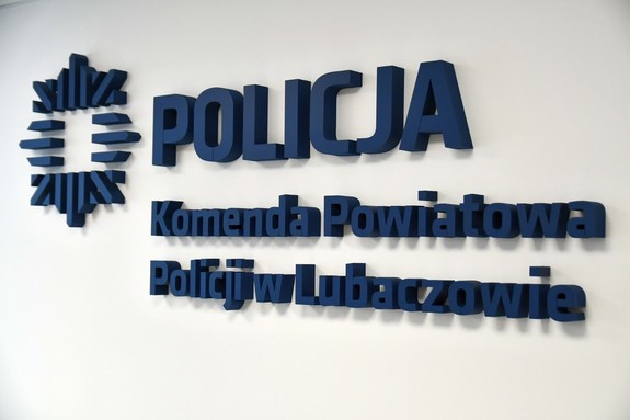 Na zdjęciu na białym tle granatowy napis Komenda Powiatowa Policji w Lubaczowie.