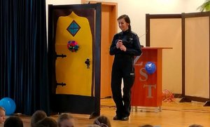 Policjantka Wydziału Prewencji KWP w Rzeszowie na spotkaniu z dziećmi