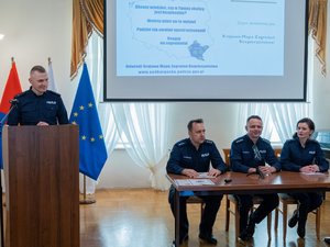 Zdjęcia przedstawiają uczestników debaty społecznej zorganizowanej przez Komendę Powiatową Policji w Leżajsku, która odbyła się w Muzeum Ziemii Leżajskiej.