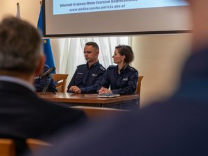 Zdjęcia przedstawiają uczestników debaty społecznej zorganizowanej przez Komendę Powiatową Policji w Leżajsku, która odbyła się w Muzeum Ziemii Leżajskiej.