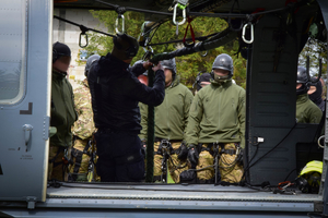 Policyjni kontrterroryści podczas ćwiczeń