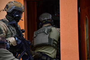 Policyjni kontrterroryści podczas ćwiczeń