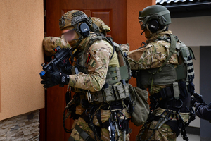 Policyjni kontrterroryści podczas ćwiczeń