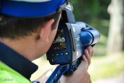 Na zdjęciu policjant, kontroluje prędkość kierowców