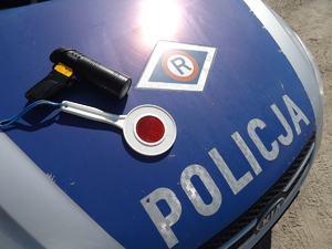 Radiowóz policyjny wraz z miernikiem prędkości