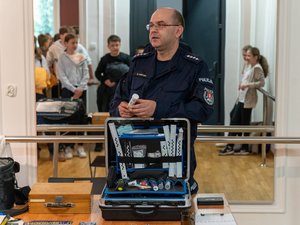 Zdjęcia przedstawiają funkcjonariuszy z komendy Powiatowej Policji w Leżajsku oraz Ratowników Wolontariuszy podczas wydarzenia &quot;Twoje bezpieczeństwo zależy od Ciebie&quot;.