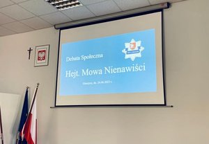 Na zdjęciu slajd z prezentacji multimedialnej z tematem debaty  "Hejt .Mowa nienawiści".