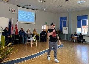 Na zdjęciu Mateusz Kubiszyn "Don Diego" przemawia do uczestników debaty.