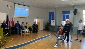 Na zdjęciu Mateusz Kubiszyn "Don Diego" siedzi na krześle, za nim stoi trzech młodych mężczyzn. W ten sposób Mateusz Kubiszyn, poprzez zabawę psychologiczną pokazał jak łatwo stosować hejt, nie widząc twarzy odbiory, a jaki opór stwarza w tej sytuacji bezpośredni kontakt z osobą hejtowaną.