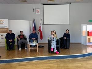 Na zdjęciu psycholog Diana Puchalska prowadzi wykład "hejt z psychologicznego punktu widzenia".