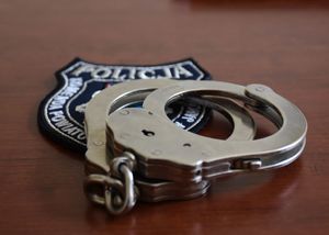 Logo KPP Jarosław na którym znajdują się kajdanki