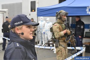 policjanci biorący udział w pokazie ktyminalistycznym