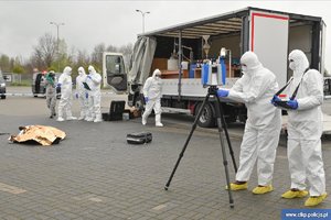 policjanci biorący udział w pokazach kryminalistycznych