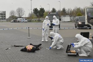 policjanci biorący udział w pokazach kryminalistycznych