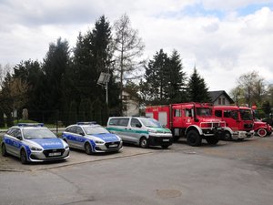 Na zdjęciu widzimy pojazdy policji, straży granicznej oraz straży pożarnej