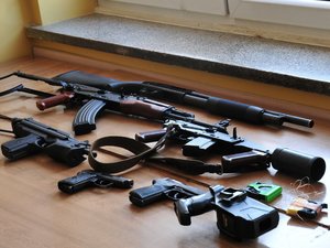 Na zdjęciu widać kilka jednostek policyjnej broni