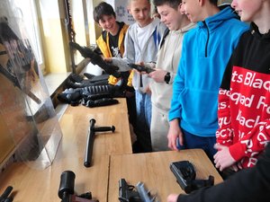 Na zdjęciu widać uczniów oglądających policyjne bronie