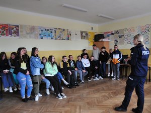 Na zdjęciu widać policjantkę mówiącą do grupy młodzieży