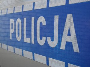 Napis Policja na bocznych drzwiach radiowozu